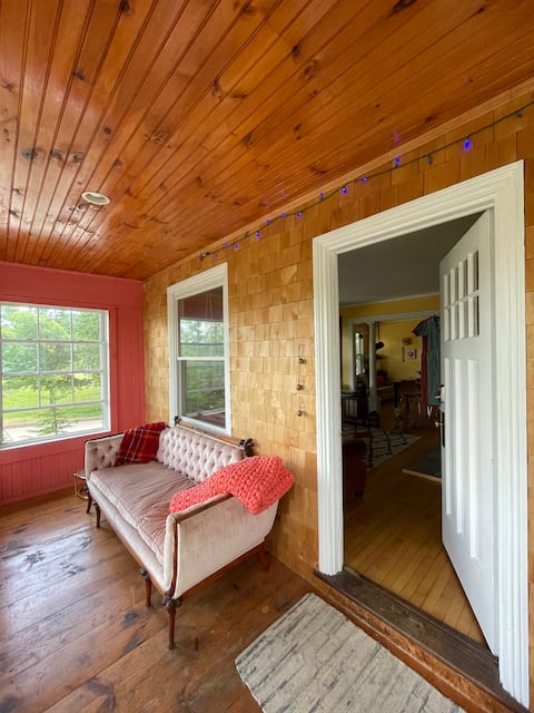 Successful Airbnb property: Cheerful & Artsy 1 bedroom home w/ yard & deck in Maine