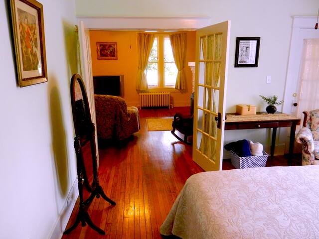 Priv. Midtown Suite, Liv Rm, Fireplace, Great loca