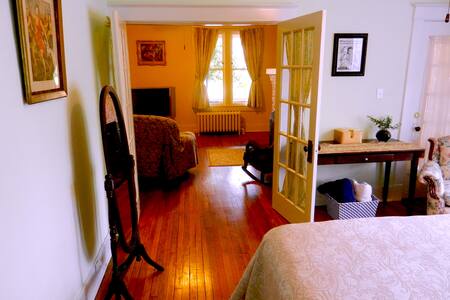 Priv. Midtown Suite, Liv Rm, Fireplace, Great loca