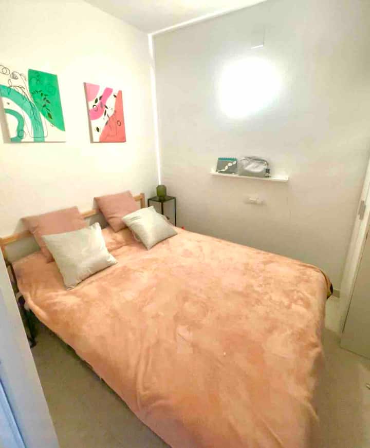 Habitación independiente con cama de 140x190 y armario. 
Un amplio estante en altura para guardar fácilmente las maletas vacías. 