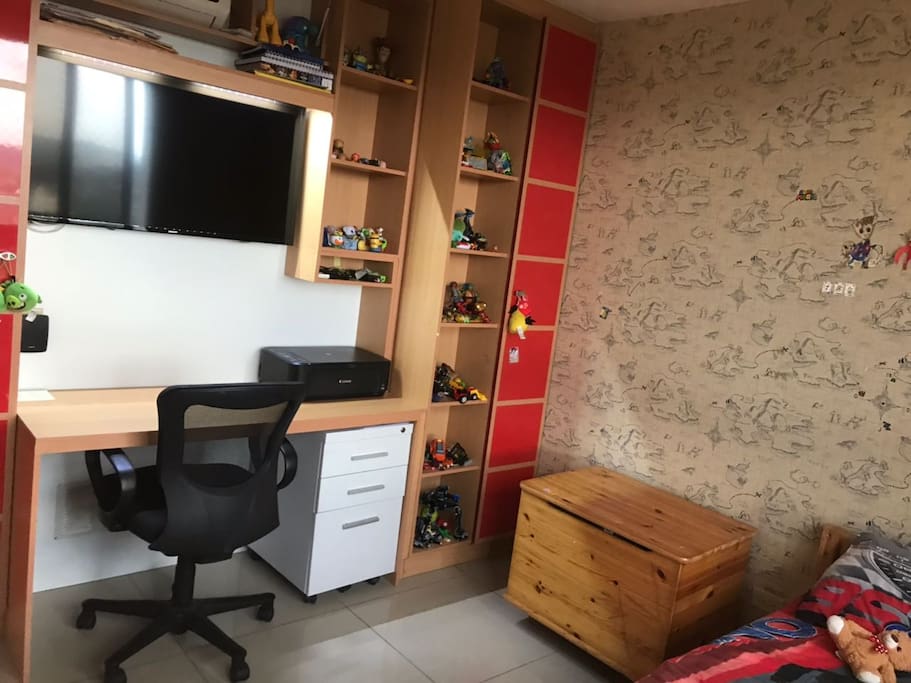 Alcoba 2 con escritorio, impresora y television