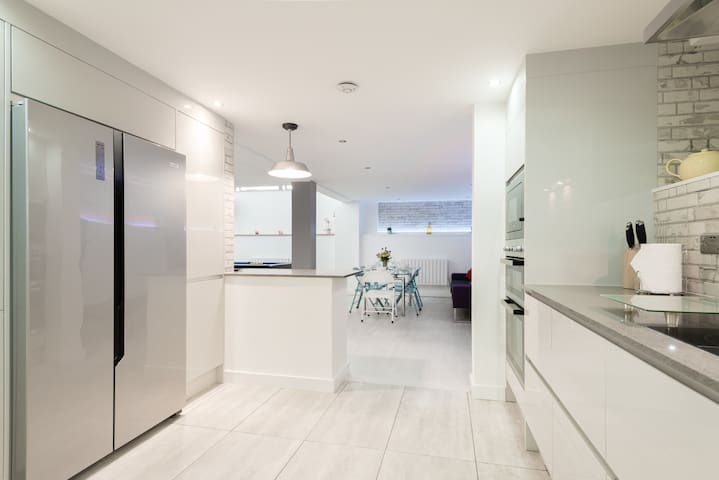 3 Bed 2 Bath Warehouse loft Zone 1 gallery image 3