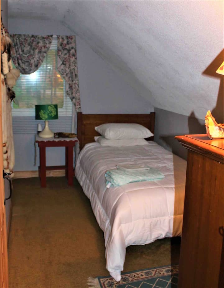 Cuarto dormitorio - segundo piso - cama doble. Ubicado junto al tercer dormitorio.