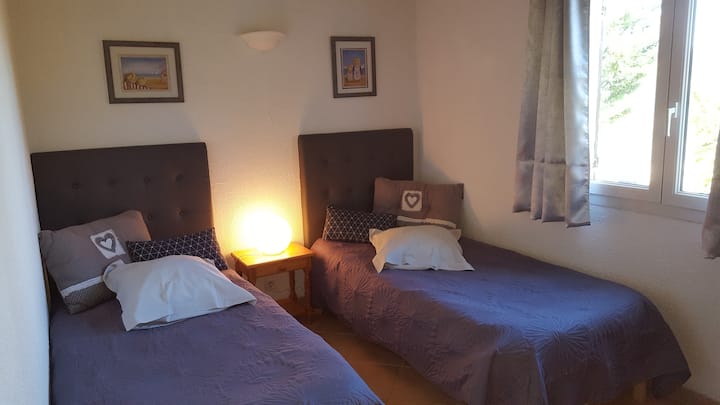 Chumba cha kulala na vitanda 2 katika 90