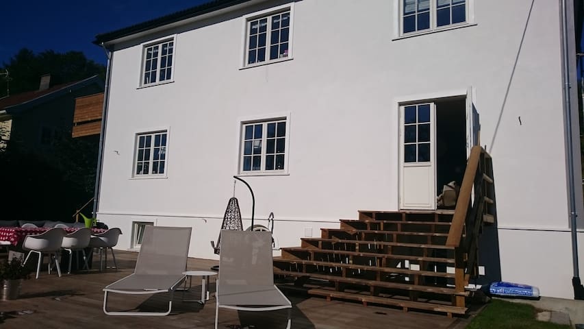 Stor murvilla nære sentrum og Marka