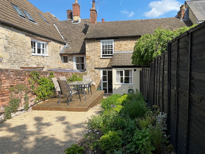 WottonunderEdge Holiday Rentals & Homes England, United Kingdom