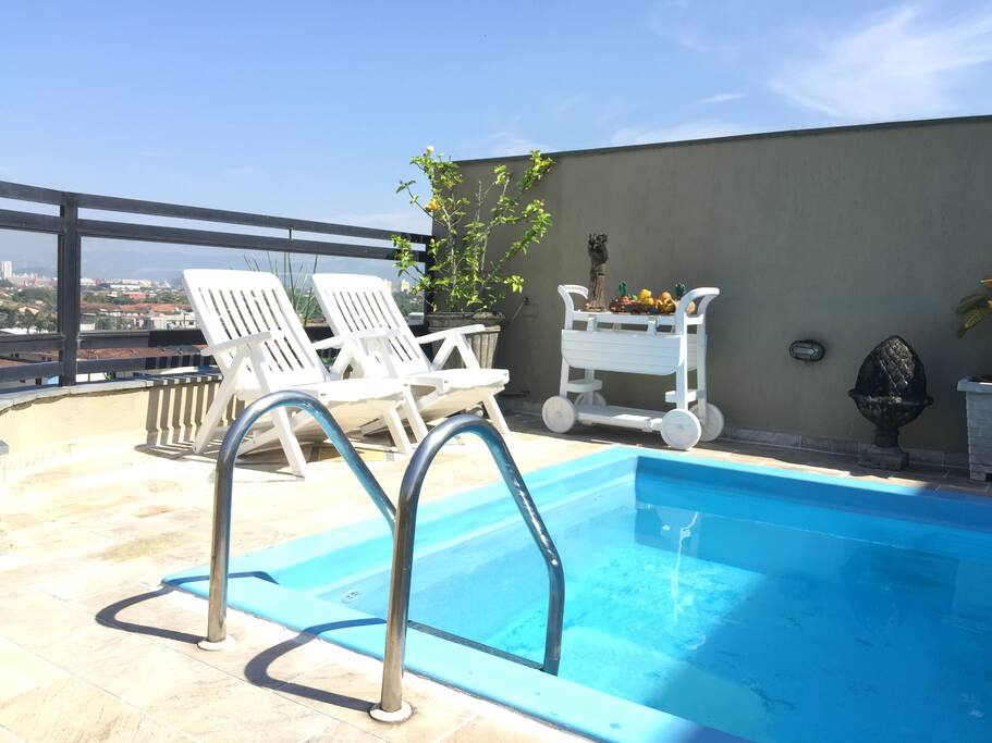 Teremos um piscineiro duas vezes por semana para cuidar do azul límpido na sua estada.