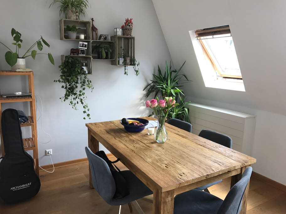 Living room & Kitchen Table
