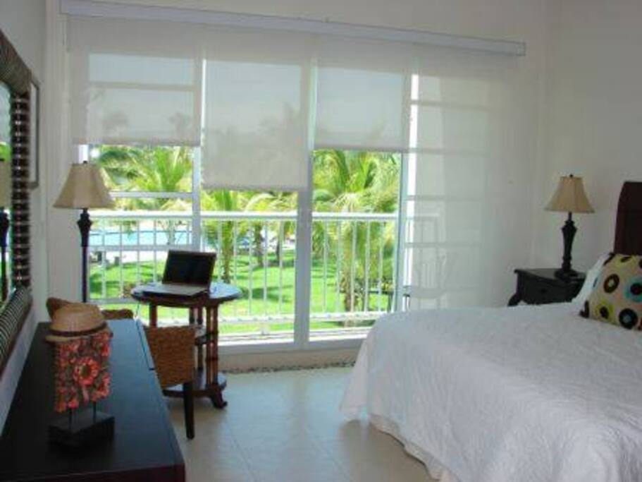 Recámara principal con baño completo, closet, terraza, cama king size, aire acondicionado