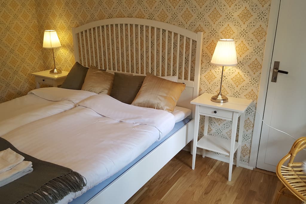Sovrum med dubbelsäng/Bedroom with queen bed
