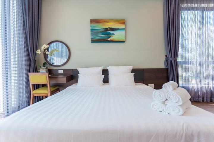 卧室有许多玻璃门，自然光线充足，呼吸花园和泳池的新鲜空气。
卧室配备电视、有线电视和高速互联网。 标准双人床： 1.8米x 2米