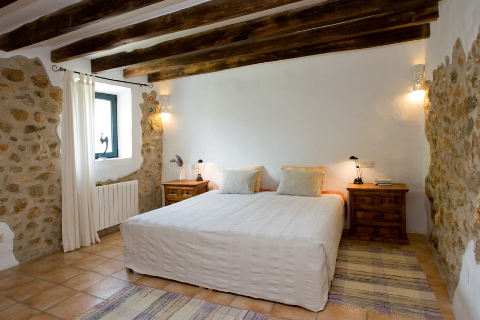 Pažljivo modernizirana unutrašnjost usred povijesne fince - sačuvan je šarm prostora, a debeli zidovi od prirodnog kamena odvajaju sve spavaće sobe čiste jedna od druge.
