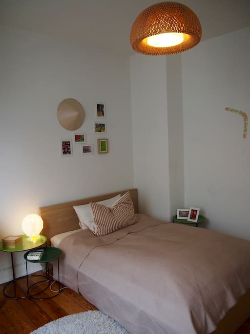 Schlafzimmer mit 1,40 Bett