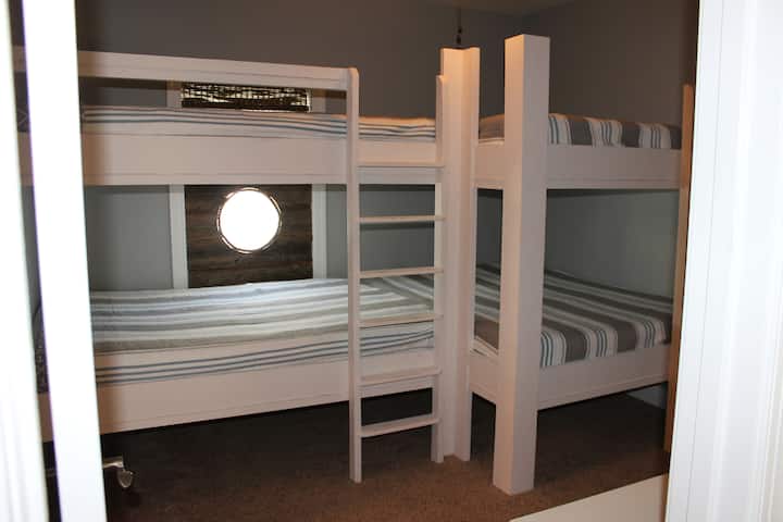 חדר מיטות קומתיים בקומה השנייה