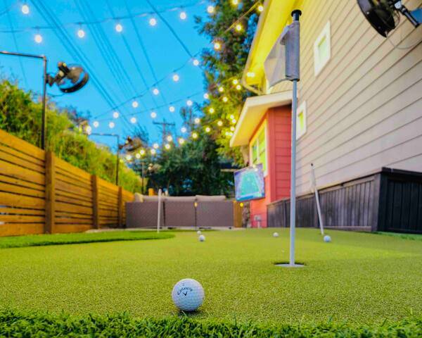 VIP Downtown-Huge Hot Tub+Golf Green+Patio Misters gallery image 4