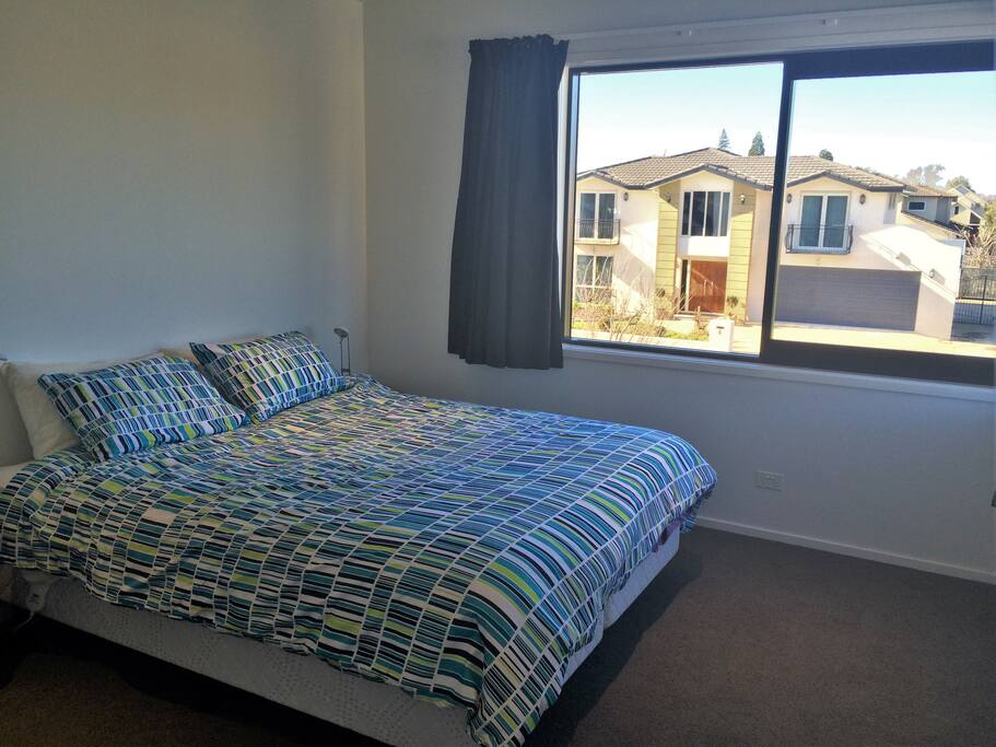 King bed, can be split into two king singles
