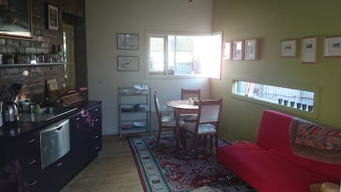 Top Airbnb: 2 level studio+garden in lane way. in North Melbourne
