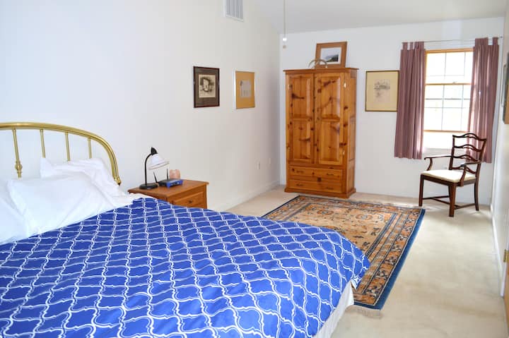 Chumba kikubwa cha kulala. Picha haitendi haki kwa ukubwa. 