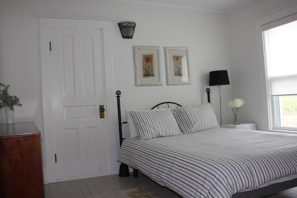 Ensuite bedroom - Queen
