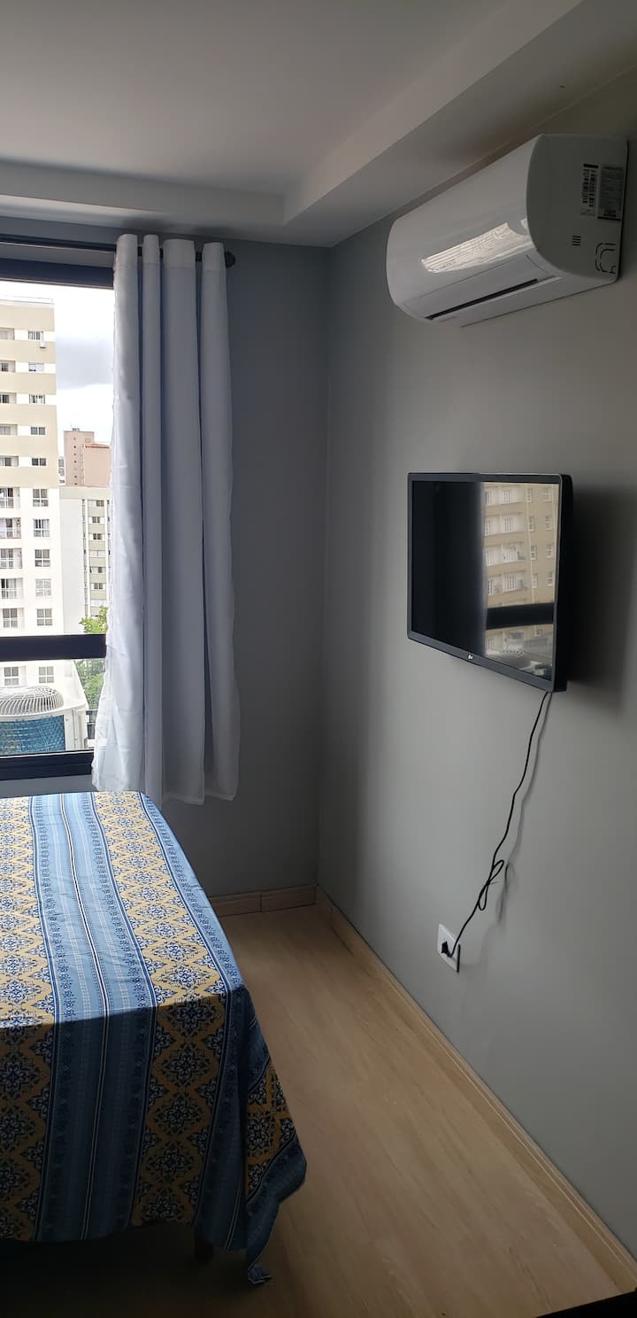 Vista a la cocina cerca de la mesa (TV y aire acondicionado)