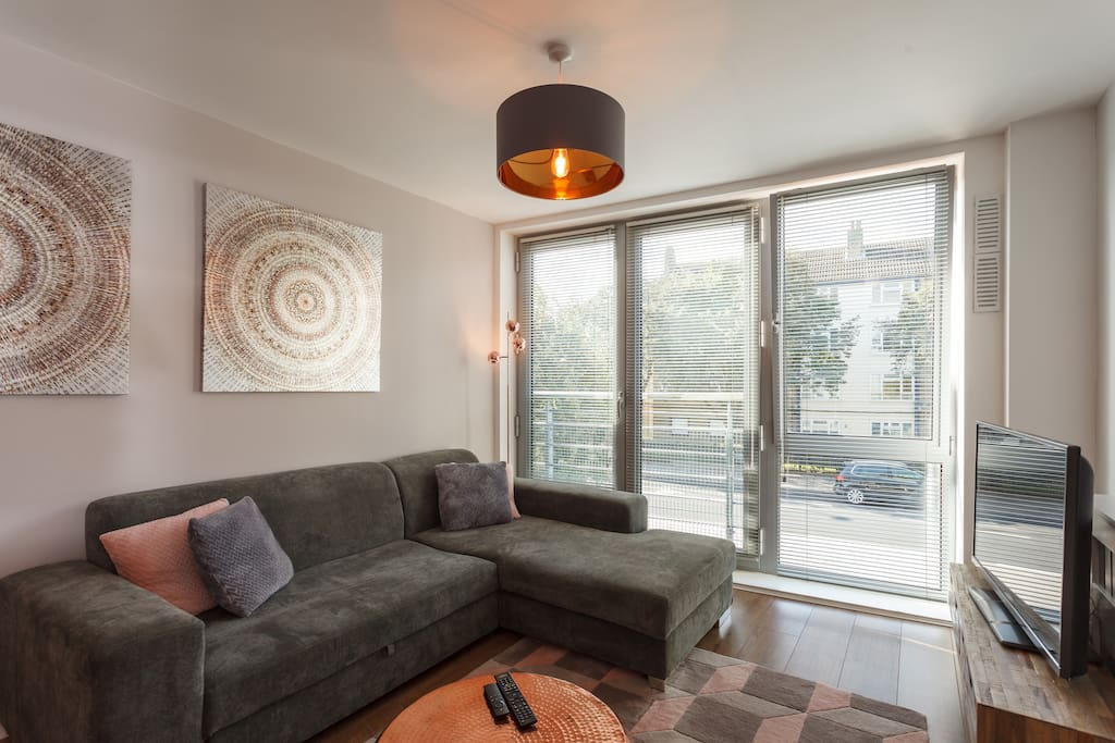 Bright and airy south facing flat