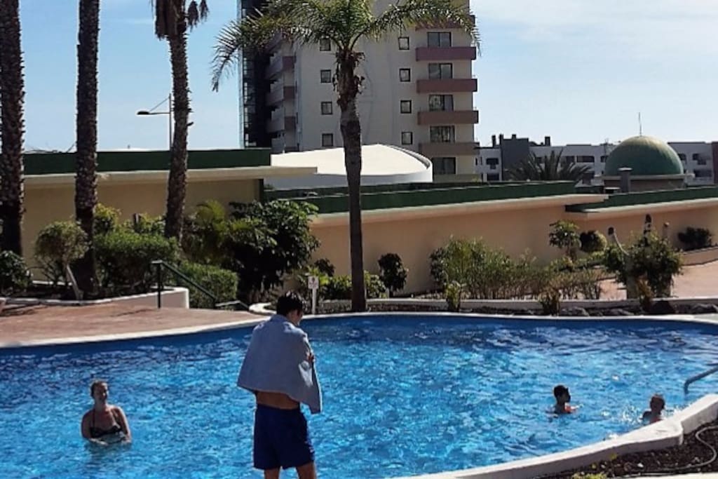 Complejo con deos grandes piscinas con vistas al mar, mesa de ping pong, pistas de Tenis.