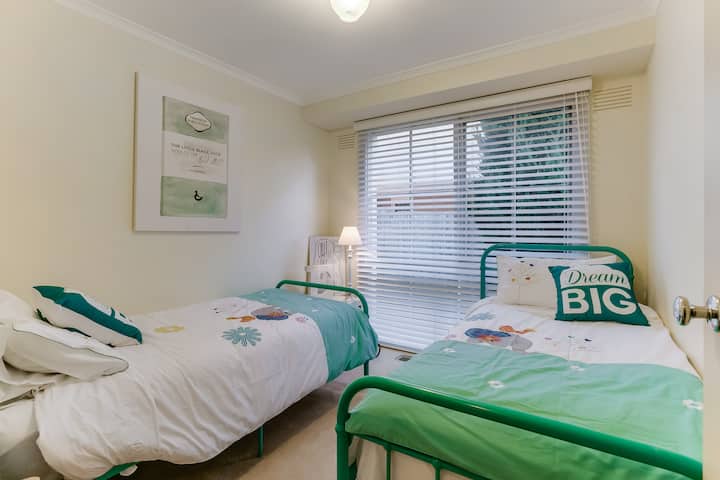 Vitanda viwili vya mtu mmoja katika chumba cha kifahari zaidi ndani ya nyumba. Tuna bassinet na portacot ikiwa unazihitaji pia