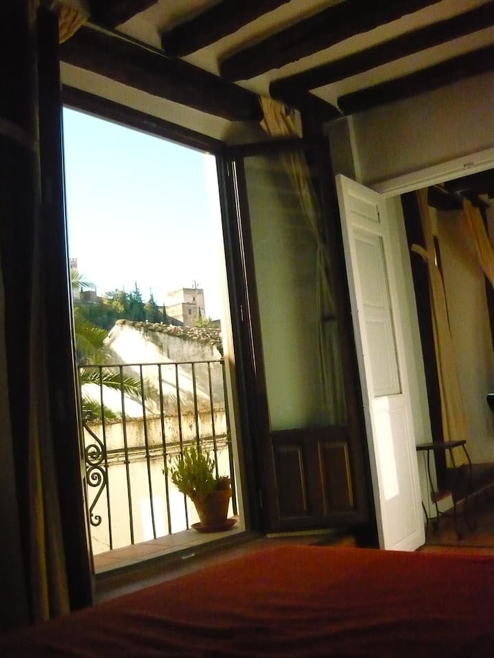 Dormitorio 1 con vista de la Alhambra
