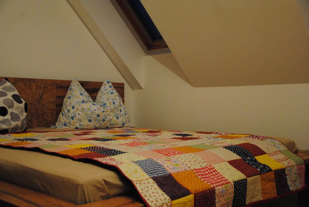 Beedroom upstairs with our comfy Kingsizebed