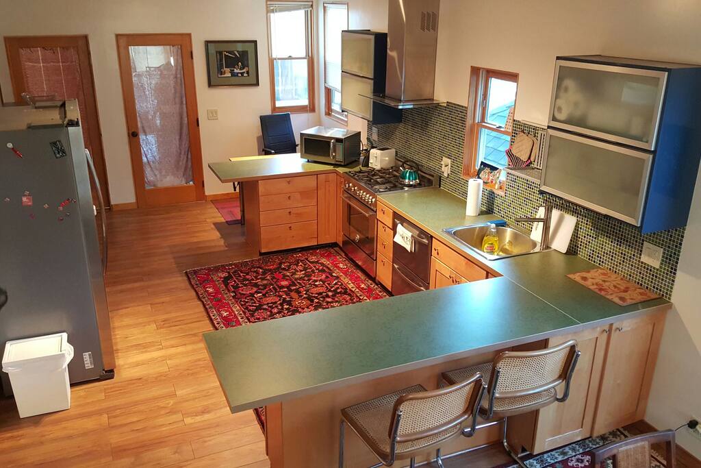 A moderate kitchen