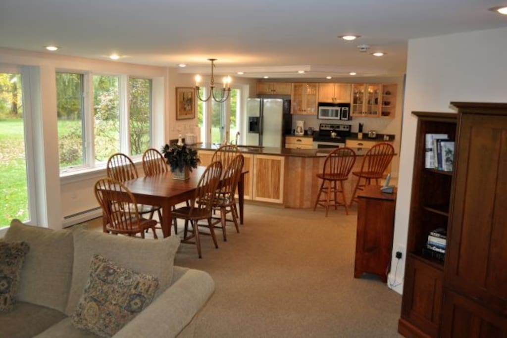Open concept living, dining & modern kitchen