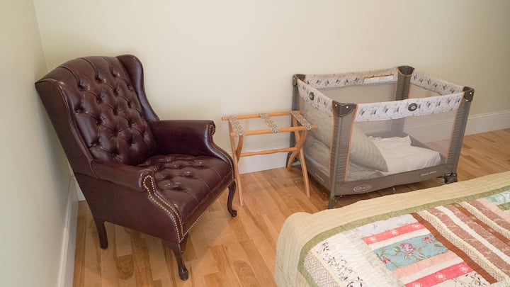 Dormitorio 1 con cuna.