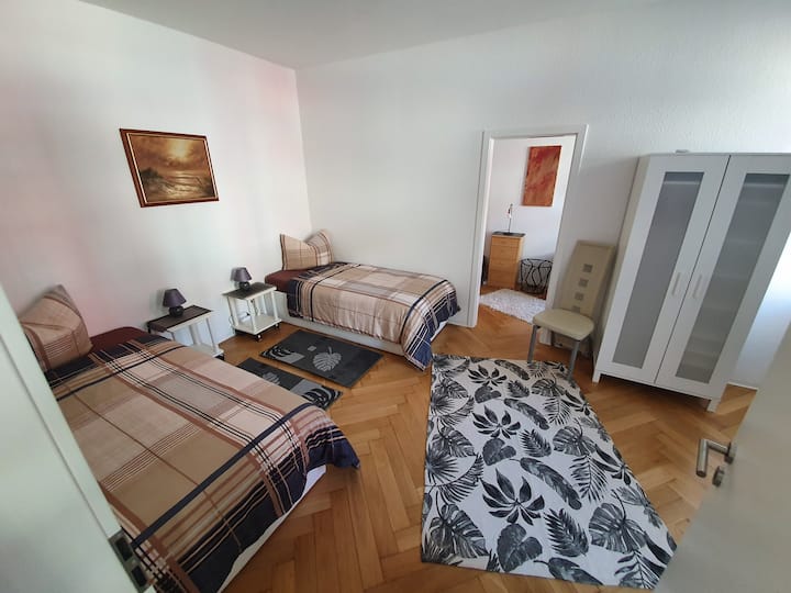 1号卧室配有两张单人床，也可以放置成一张双人床和两个衣柜