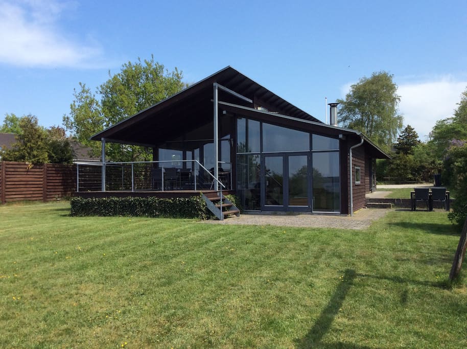 Arkitekttegnet hus fra fjordsiden.