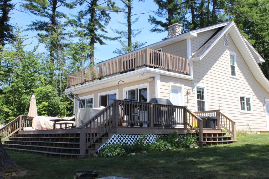 Expansive entertaining deck