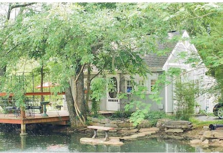 Adorable Tiny Home in Nature/Le Petit Chateau