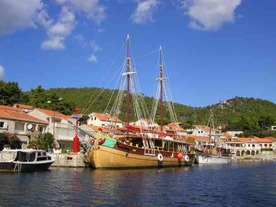 Brna bay. Riva.