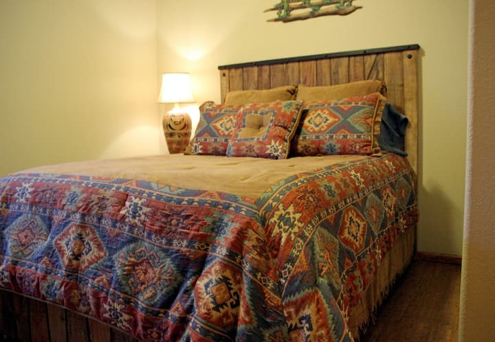 Брачен кревет со брачен кревет во спална соба на пониско ниво