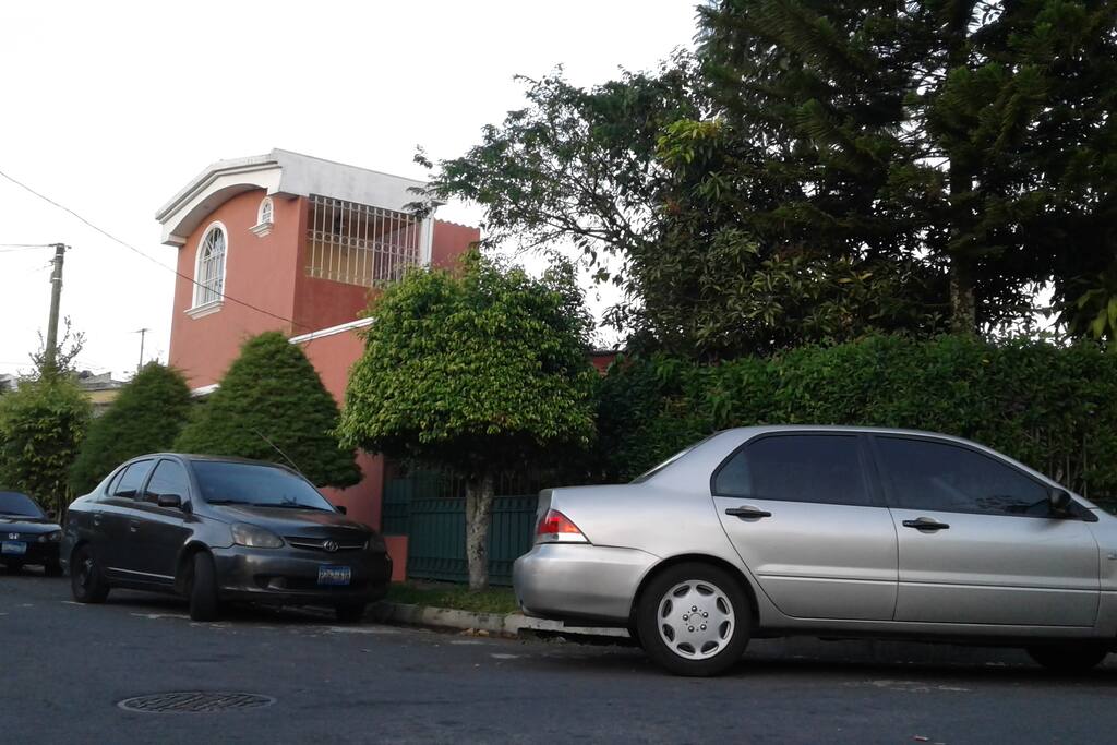 Estamos ubicados al final de pasaje, con amplio estacionamiento.