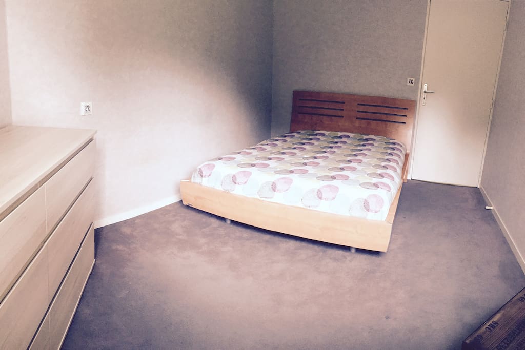 Chambre séparée avec lit double