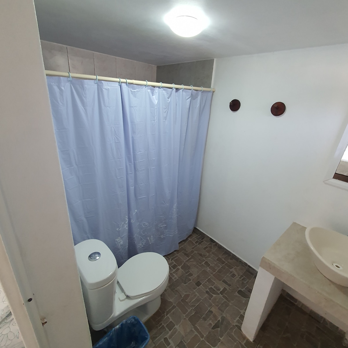 Სააბაზანო #1 ეკუთვნის პირველ სართულის ოთახს, რომელიც ბაღის აუზსა და ზღვას გადაჰყურებს.