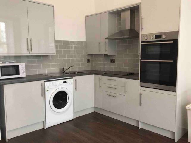 Central Lothian Rd Apartment sleeps 16 guests gallery image 5