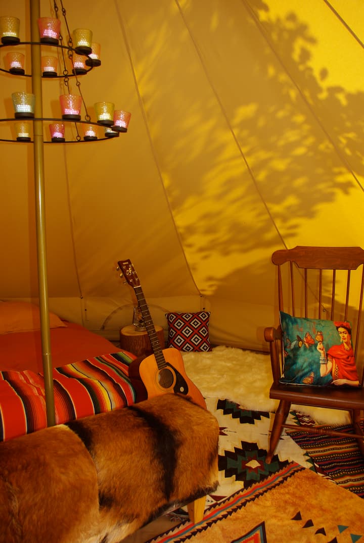 интериора на Tupiq (20 м2) внимателно обзаведено двойно легло (направено при пристигане) с истински матрак и спално бельо