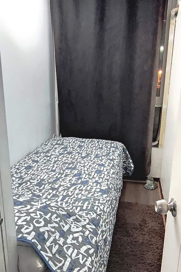 Dormitorio pequeño foto actualizada 2023