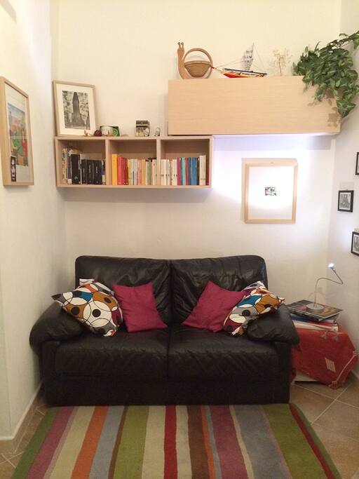 Ingresso con libreria, divano e tv