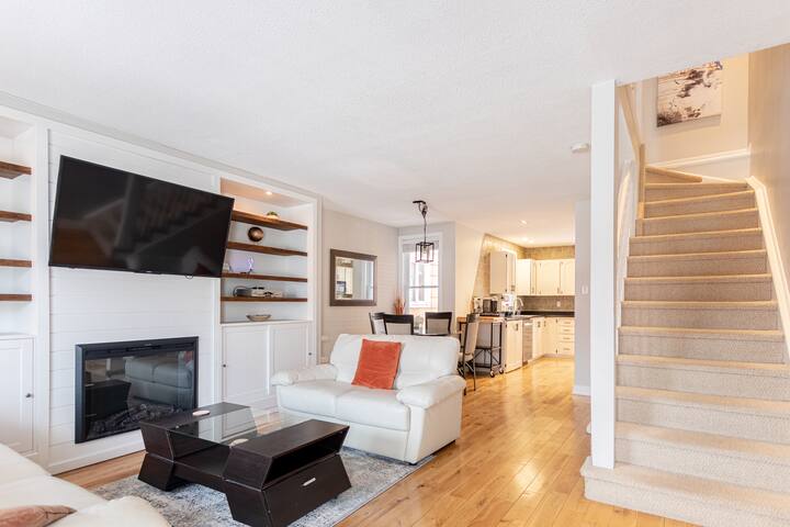 Chic Urban Retreat: Central Ottawa Comfort gallery image 2