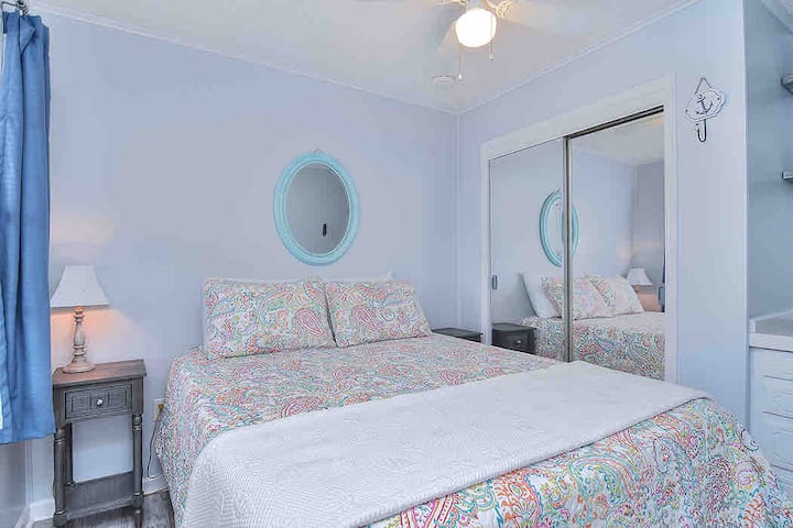 เตียงควีนไซส์ที่สะดวกสบายสุดๆ มีผ้าปูที่นอนสะอาดใหม่ให้ 