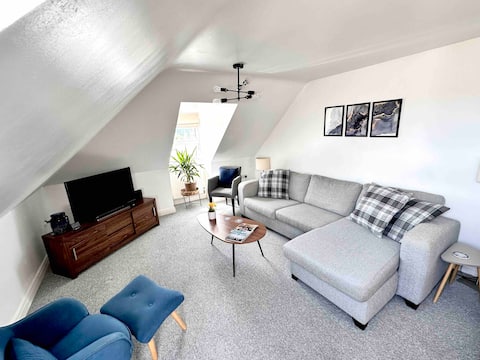 Popular Airbnb listing: Penthouse apartment, moments from beach and town in Swanage