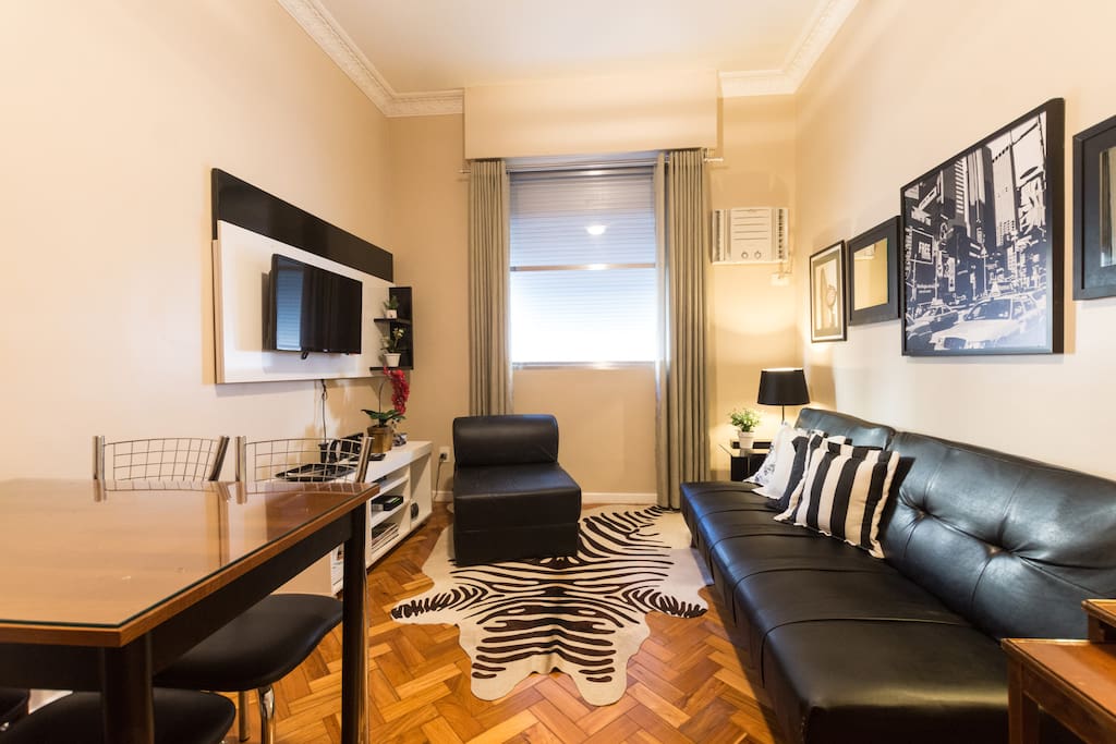 Sala de Estar com Painel comTV a cabo e Wifi