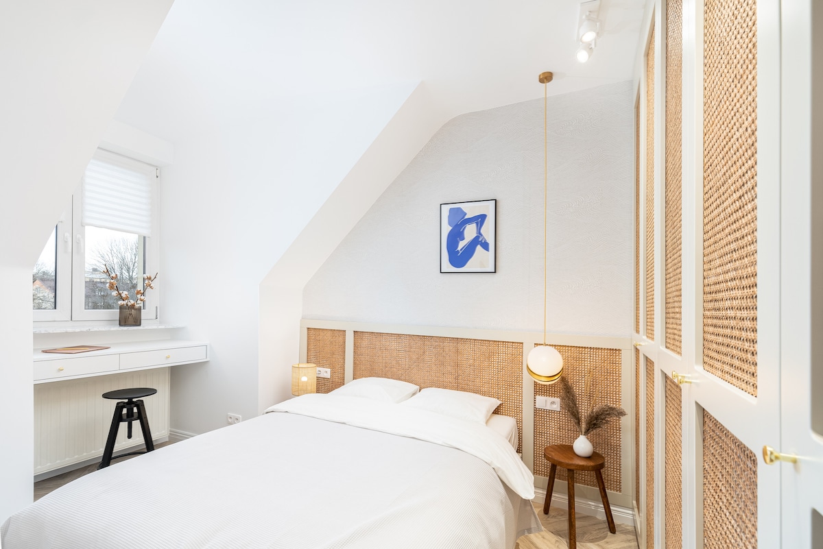 مزيج من الطراز البوهيمي المميز لهذه الشقة الفريدة من منتصف القرن ، مع لمسة من الفخامة والاهتمام بكل التفاصيل سيساعدك على تجربة كراكوف بطريقة فريدة لا تنسى.